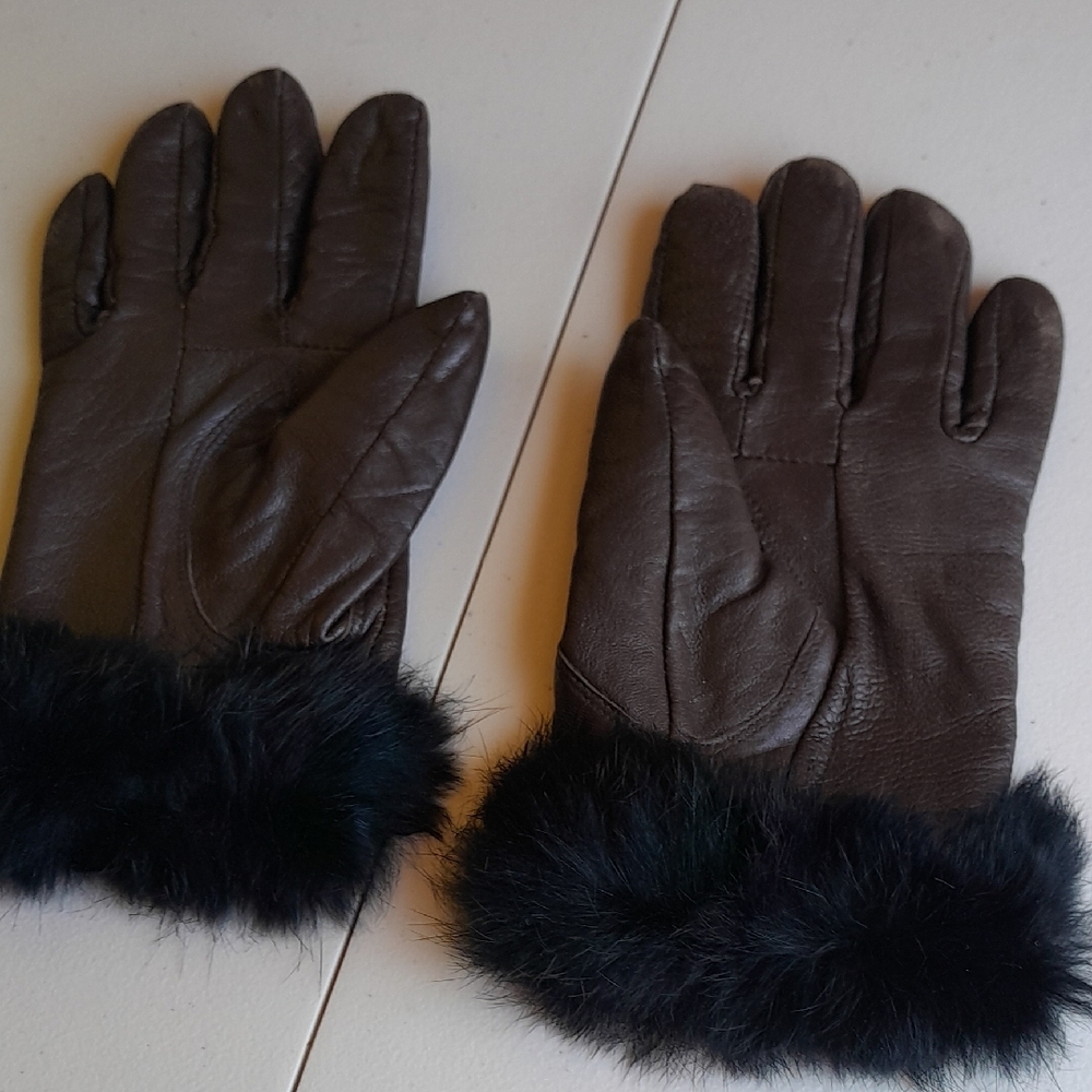 Elegant Brown Leather Gloves with Black Fur Trim - Picture 1 of 3